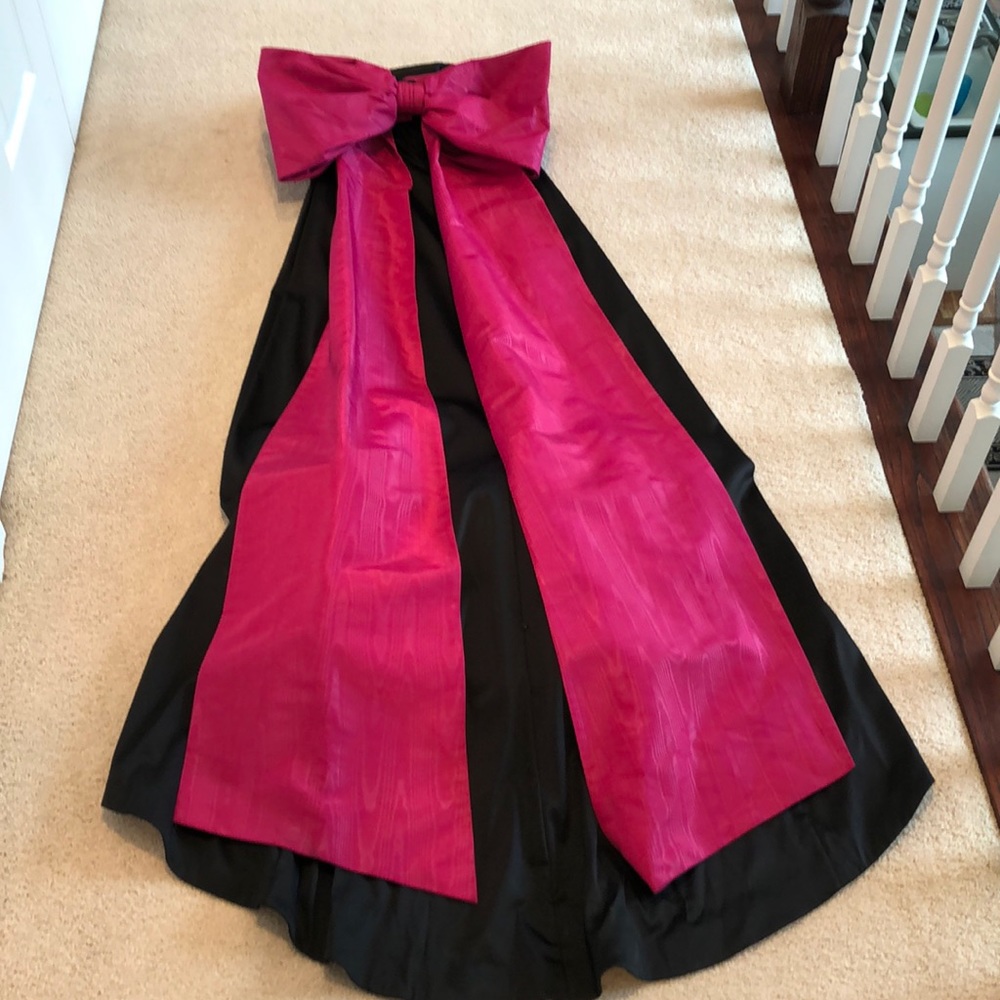 Elegant Black Gown With Raspberry Bow. Like New - image 4